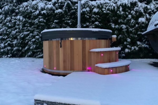 Snowy+hot+tub-1920w (1)